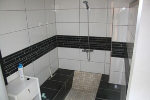 Hair dryer, towels, soap, toilet paper - Lille hus med Adgang til Have tæt på Odense Centrum (Odense)