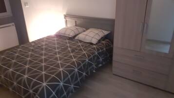 1 dormitori i roba de llit