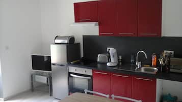 Microondas, horno y placa de cocina