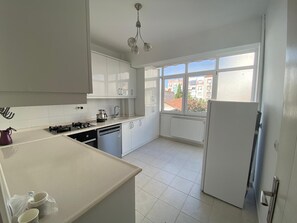 Frigorífico, horno, placa de cocina y lavavajillas