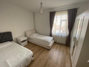 Tabla de planchar con plancha, wifi, ropa de cama