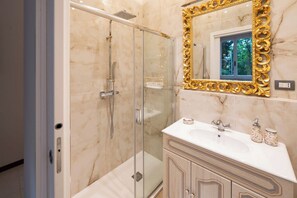 Douche, sèche-cheveux, bidet, serviettes fournies