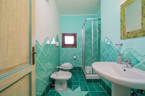 Shower, rainfall showerhead, free toiletries, hair dryer - Casa Hermes by Wonderful Italy (Olbia)