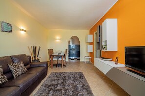 Leilighet, hageutsikt | Oppholdsområde | En 32-tommers Flatskjerm-TV med kabel-kanaler