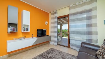 Apartamento, vista para o jardim | Área de estar | TV de tela plana 32 polegadas com canais a cabo