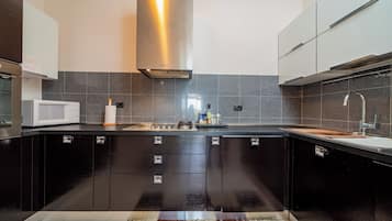 Apartamento, vista para o jardim | Cozinha privada | Geladeira, fogão, cooktop, lava-louças
