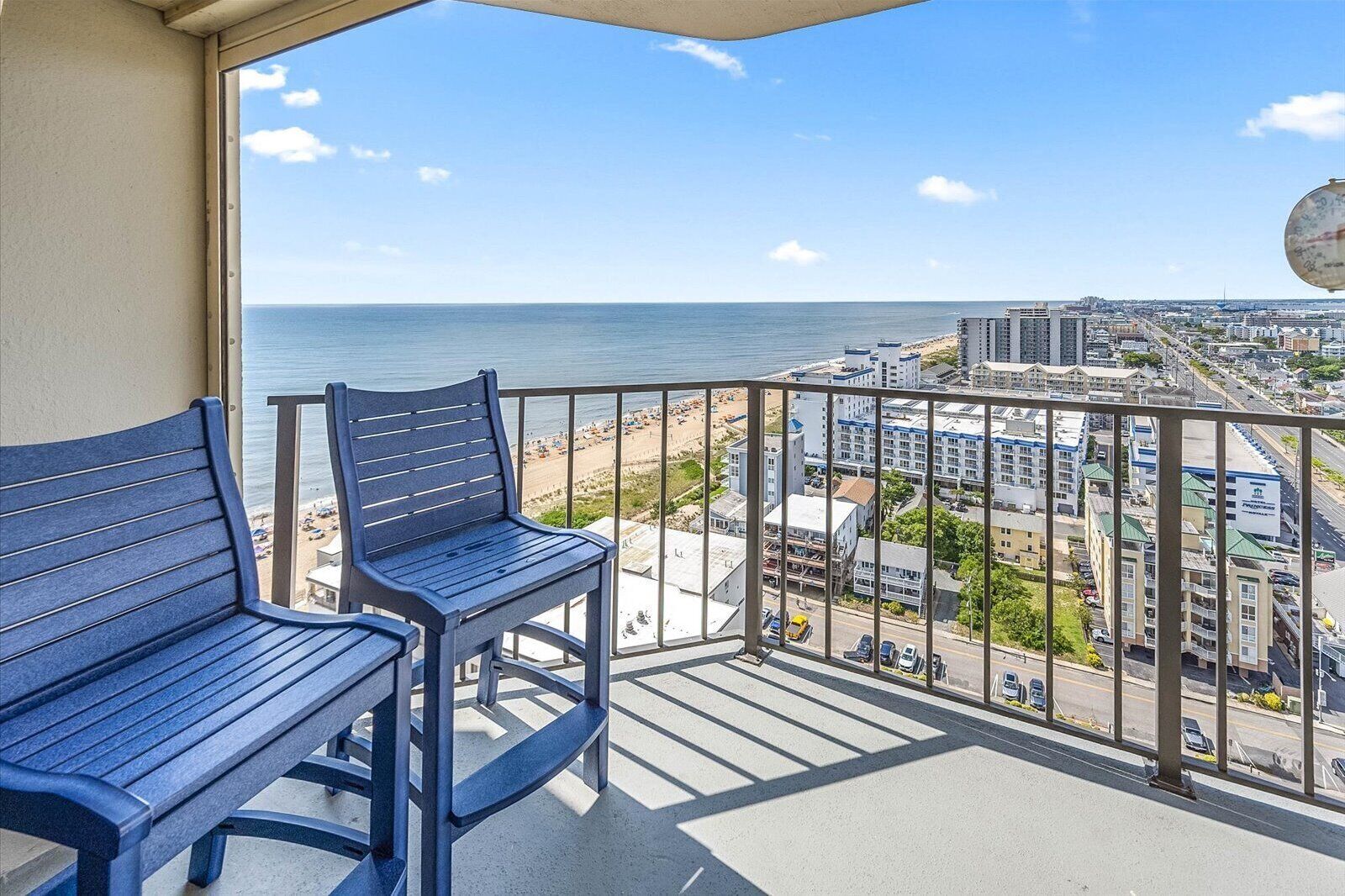Beautiful Two Bedroom 9400 Condo Steps from the Beach!