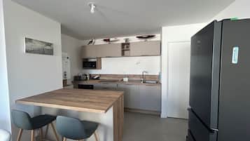 Een koelkast, een microgolfoven, een oven, een kookplaat