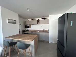Geladeira, micro-ondas, fogão, cooktop