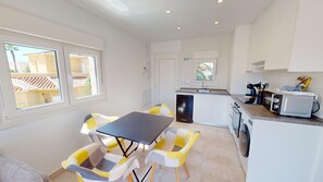 Geladeira, micro-ondas, fogão, cafeteira/chaleira