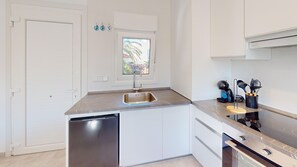 Geladeira, micro-ondas, fogão, cafeteira/chaleira