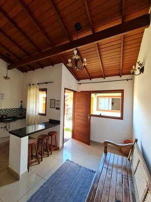 Chalet básico, lanai | Área de sala de estar | Smart TV de 32 pulgadas con canales por cable 