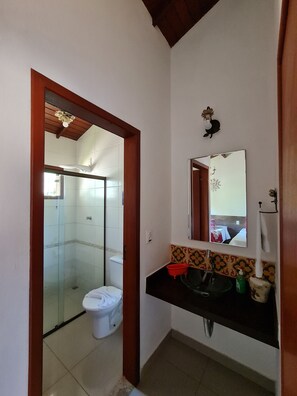 Chalet básico, lanai | Baño | Regadera, regadera tipo lluvia, secadora de cabello, toallas 