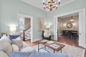 Smart TV - Beautiful Manor in Prime Location w/ Charming Courtyard by Lucky Savannah (Savannah)