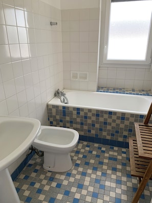 Haartrockner, Handtücher, Seife, Toilettenpapier