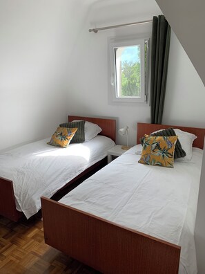 3 bedrooms, iron/ironing board, WiFi, bed sheets