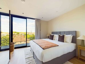 2 chambres, bureau, fer et planche à repasser, lit parapluie