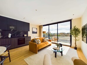 TV, offices - Modern St Pancras Apartment with Large Balcony (London)