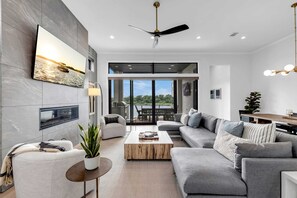 Smart-tv, eldstad, tv-spel och dvd-spelare