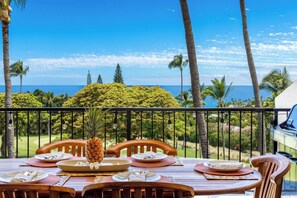 Outdoor dining - Panoramic Ocean Views, Pools & Hot Tubs (Kailua-Kona)