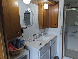 Hair dryer, towels, soap, toilet paper - Quiet Country Getaway near New York State Wine Country (Cameron)