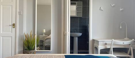 3 Schlafzimmer, Schreibtisch, Bügeleisen/Bügelbrett, WLAN