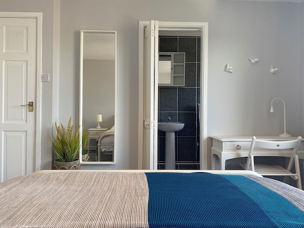 3 bedrooms, desk, iron/ironing board, WiFi