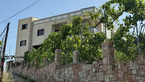 Front of property - Berdhill Rooms (Aliko)
