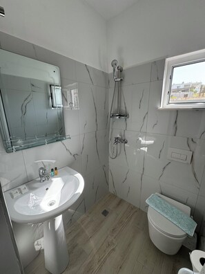 Dobbelt- eller tomannsrom, hageutsikt | Dusj på badet