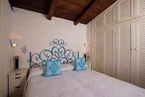 1 bedroom, bed sheets - Casa del Sarto by Wonderful Italy (Olbia)