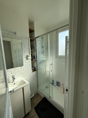 Toalhas de banho, sabonete, papel higiênico