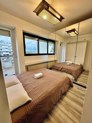 2 bedrooms, desk, iron/ironing board, WiFi