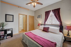 4 soverom, skrivebord, strykejern/-brett og reiseseng for barn