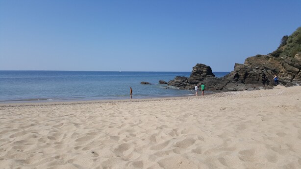 A sandy beach with rocky cliffs and calm sea. - Maison de Vacances à 2 pas de la Plage et des Commerces (Pornic)