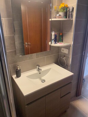 Dusj, hårføner, håndklær og toalettpapir