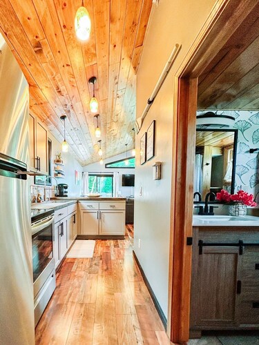 The Tiny House @ Deep Creek Lake - centrally located to everything Deep Creek