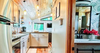 The Tiny House @ Deep Creek Lake - centrally located to everything Deep Creek