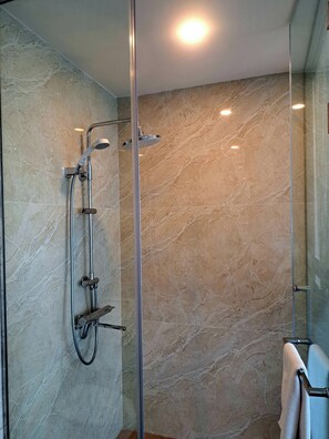 Shower, rainfall showerhead, hair dryer, slippers - Solis Hotel (Hai Phong)