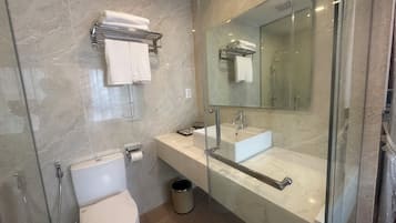 Habitación Deluxe doble | Baño | Ducha, cabezal de ducha tipo lluvia, secador de pelo y zapatillas