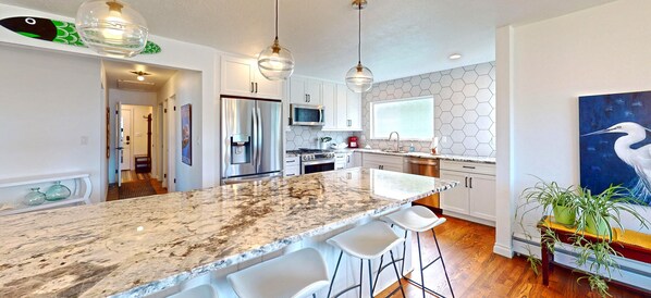 Fridge, microwave, oven, stovetop - The Happy Clam at Seaside Beach (Seaside)