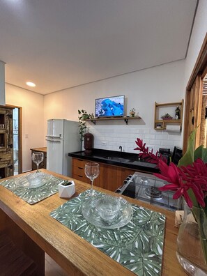 Kjøleskap, ovn, kokeplater og kjøkkenutstyr