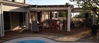 Beautiful house with swimming pool. Pitch for 2 or 4 people (adapted rate).