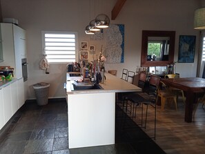 Kylskåp, mikrovågsugn, ugn och spishäll