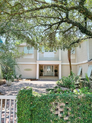Exterior - Pvt Pool & hot tub, huge backyard, 12beds, Sleeps18, 2 dens, chef kitchen! (Pawleys Island)