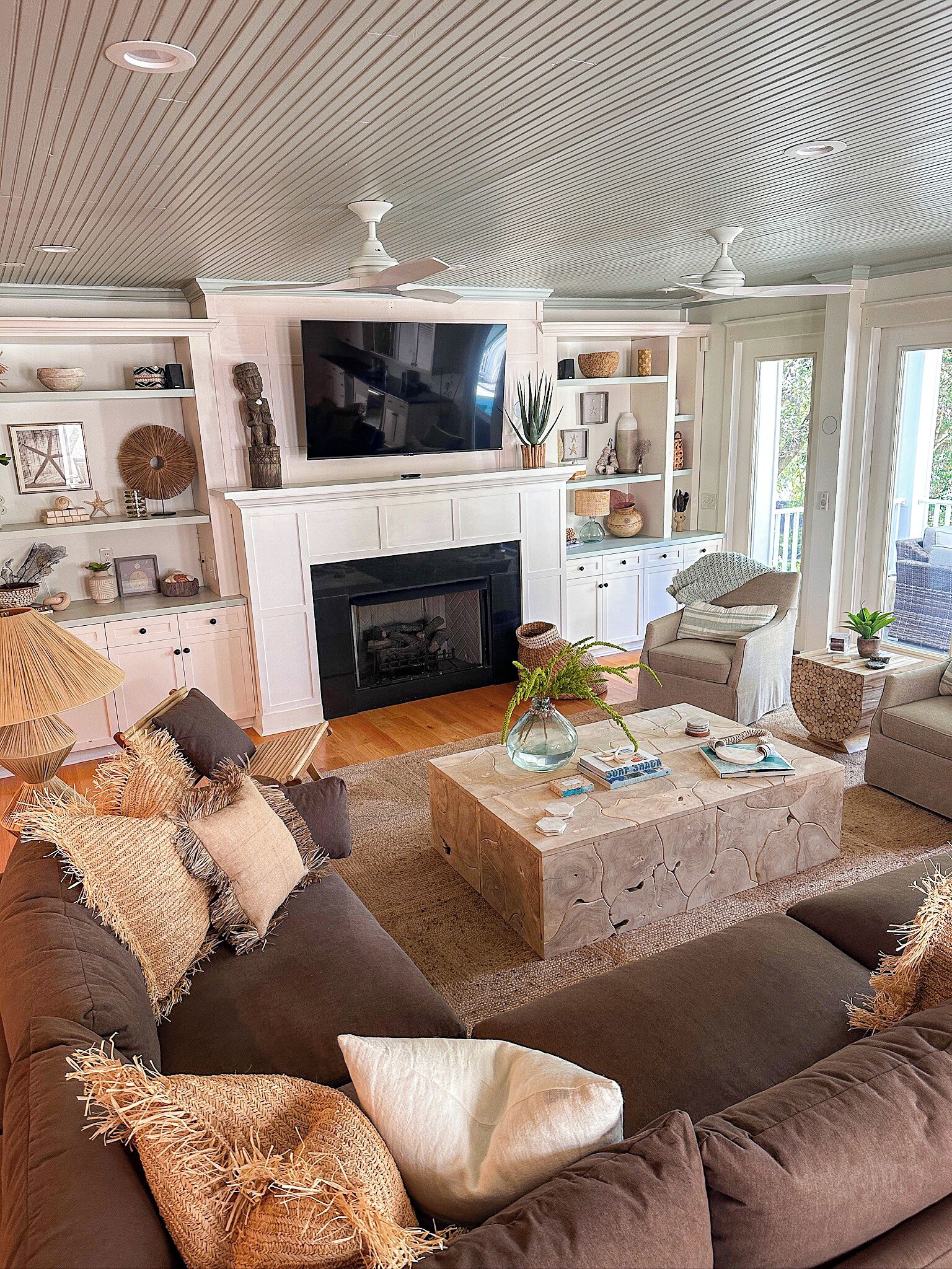 تلفزيون ذكي، ألعاب فيديو، تنس طاولة، كُتُب