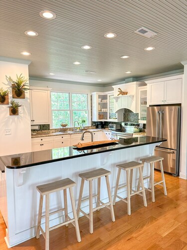 Pvt Pool & hot tub, huge backyard, 12beds, Sleeps18, 2 dens, chef kitchen!
