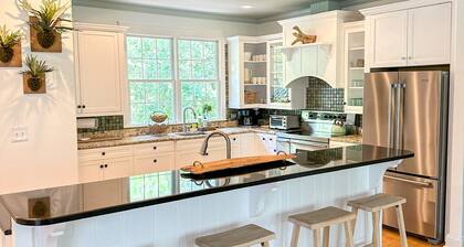 Pvt Pool & hot tub, huge backyard, 12beds, Sleeps18, 2 dens, chef kitchen!