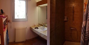 Douche, sèche-cheveux, bidet, savon