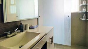 Lägenhet Deluxe | Badrum | Dusch, gratis toalettartiklar, handdukar och tvål