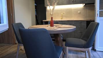 Deluxe apartment #2 | Dapur pribadi | Ketel listrik dan lemari pembeku